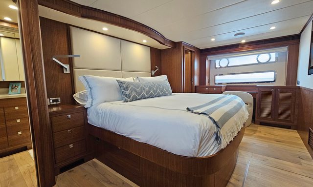 Never Land yacht Full Beam Owner’s Suite