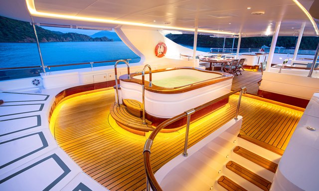 Aqua Mare yacht Sun Deck