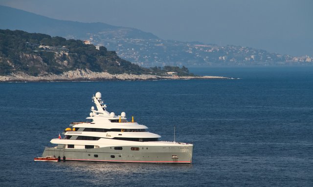 Aviva yacht She Can Choose Her Heading at Anchor