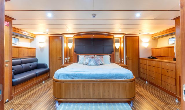 Un Wine yacht Spacious Owner's Cabin