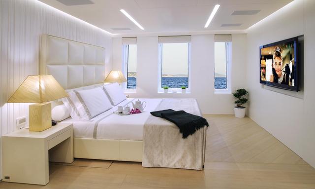 Blade II yacht Minimalist Interior