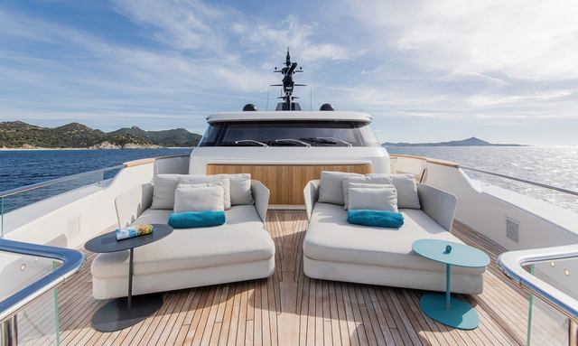 Stone Hills yacht Spacious Sundeck