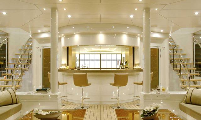 Siren yacht Circular Inside/Outside Bar 