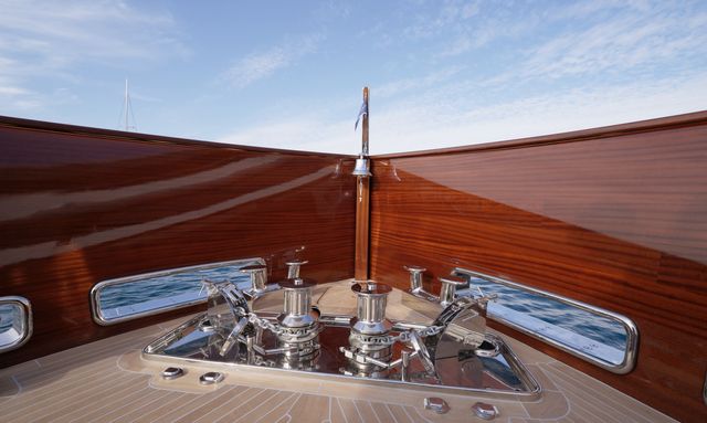 Gentleman yacht High-Gloss Mahogany Detailing