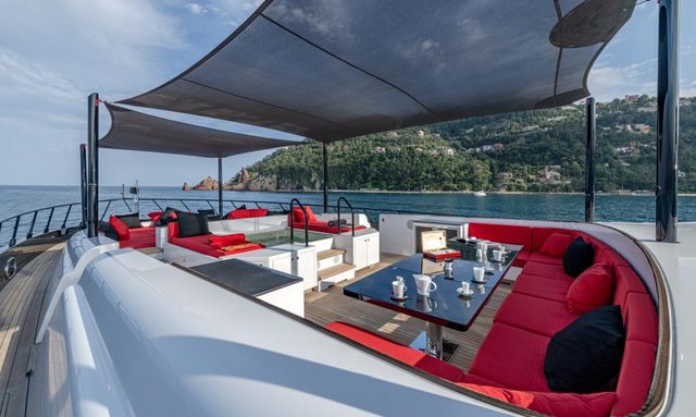 Black Legend yacht Sprawling Exterior Decks