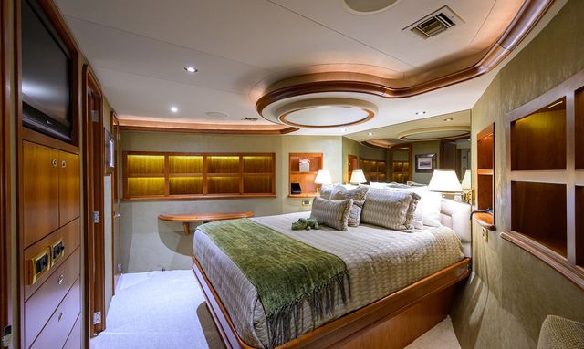 Delphina yacht Full-Beam Owner’s Retreat
