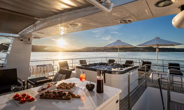 B89 yacht Sundeck Jacuzzi