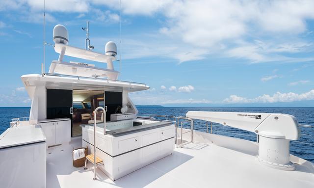 Happy Heart yacht Generous Jacuzzi with Bar