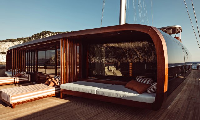 ArtExplorer yacht Wrap-Around Glass