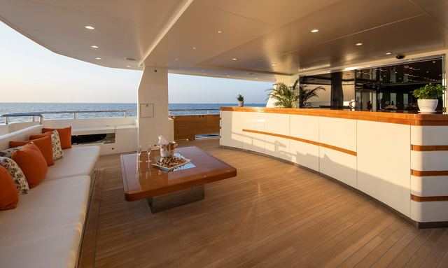 Nyla yacht Fold-Out Beach Club Terrace
