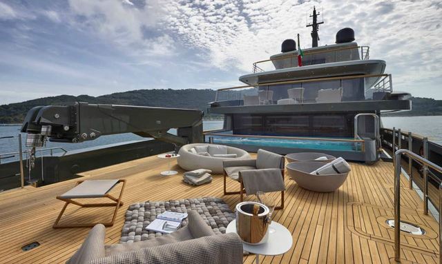 Tyee yacht Glass-sided Pool