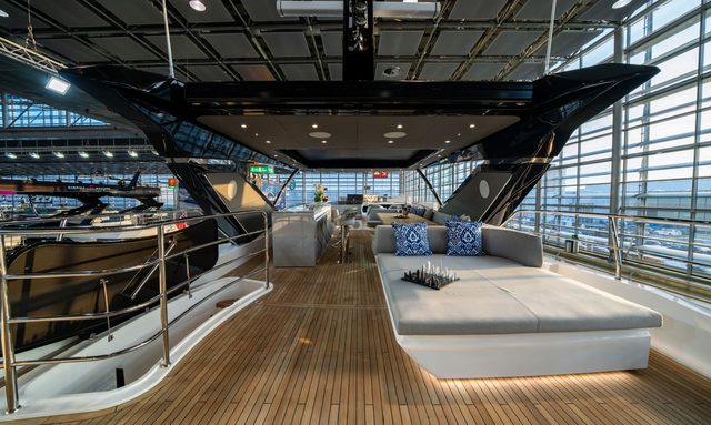 Celeste Noreen yacht Flybridge Features