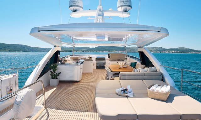 Von B yacht Flybridge Entertainment