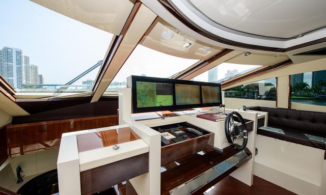 Lanida yacht Lower Helm Station