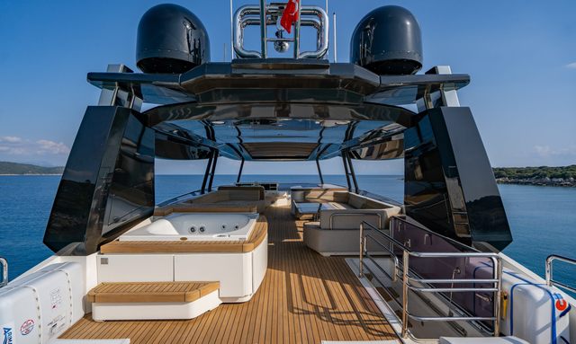 Bella Luna yacht Expansive 40ft Flybridge
