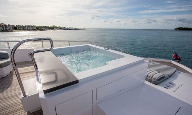 Hermosa yacht Three-Person Jacuzzi