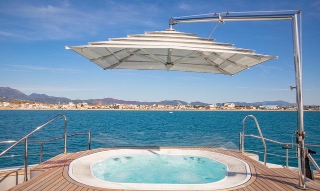 Hatt Mill yacht On-deck Jacuzzi