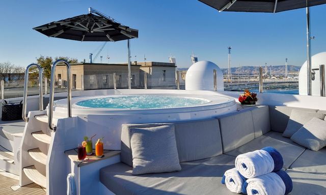 Stella Fiera II yacht Large Jacuzzi Spa