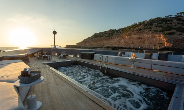 Forever yacht Foredeck Pool