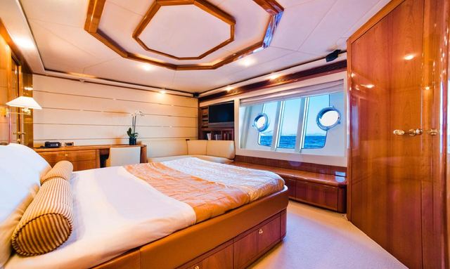 Day Off yacht Full-Beam Master with Views