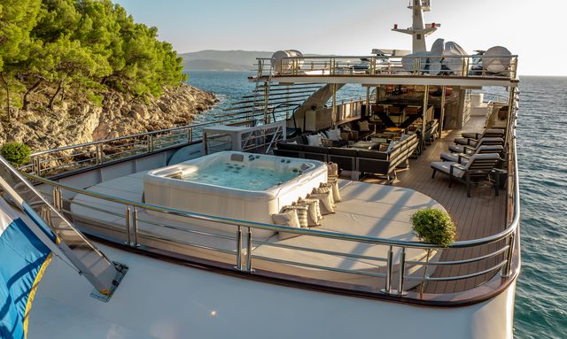 Freedom yacht Sundeck Amenities