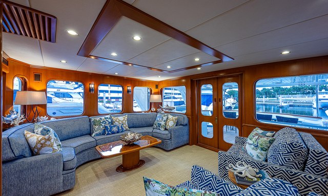 Money For Nothing yacht Cozy Interiors