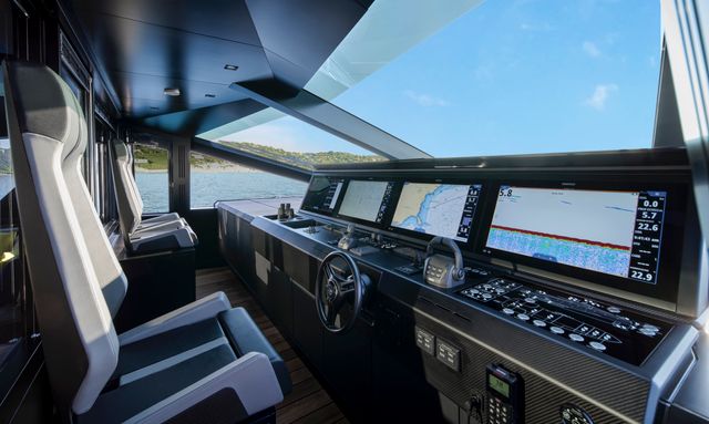 Titi yacht Glass & Carbon Bridge