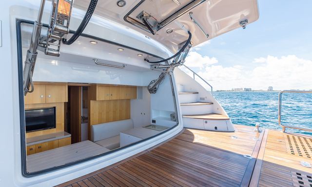 The Seven D's yacht Full-Beam Beach Club Lounge