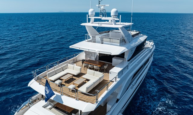 Horizon FD100 /914 yacht Upper-Deck Social Hub