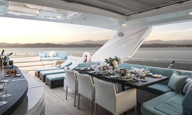 Spectre yacht Massive Flybridge