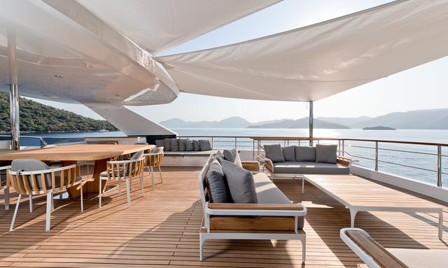Ray yacht Flybridge Built for Entertaining