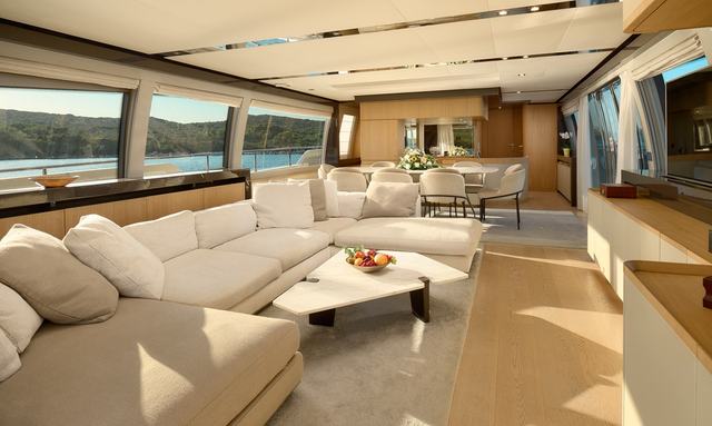 Damari yacht Spacious Saloon