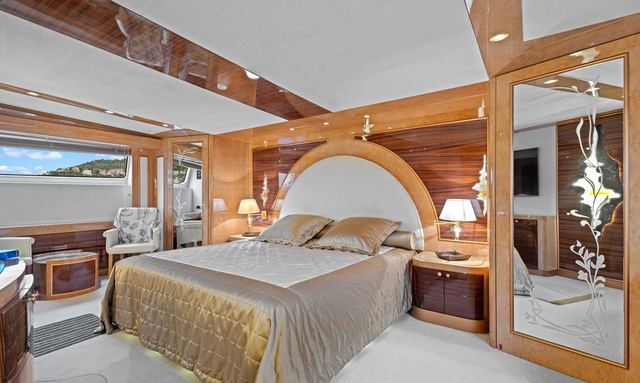 Debra One yacht Full-Beam Owner's Suite Access