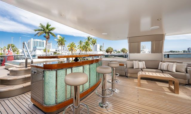 Vesper yacht Flybridge Made For Entertaining