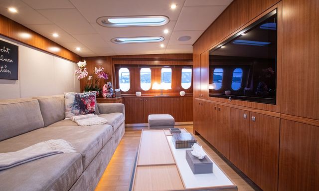 Edaser yacht Convertible TV Lounge
