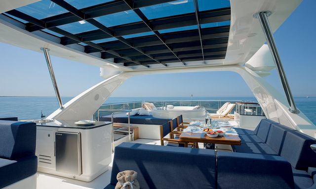 Intervention yacht Flybridge Entertainment Deck