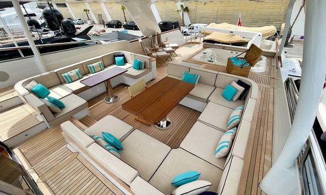 L'Instant IV yacht Flybridge Features