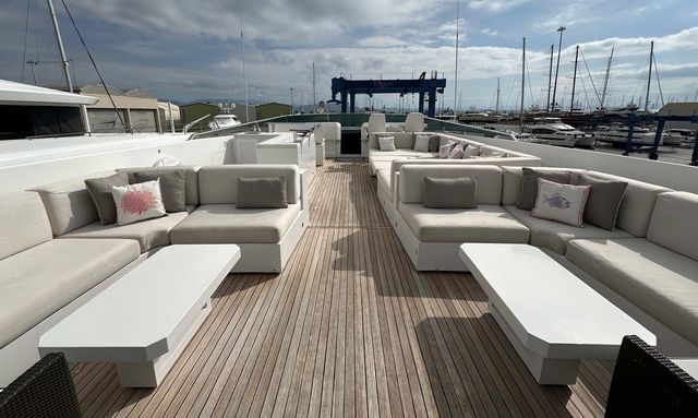 Nino yacht Spacious Sundeck