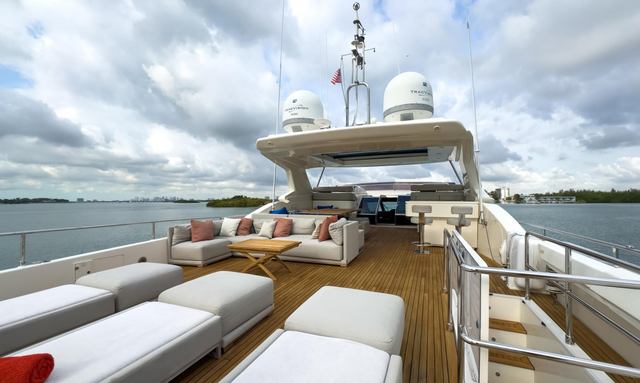 White Pearl yacht Spacious Flybridge