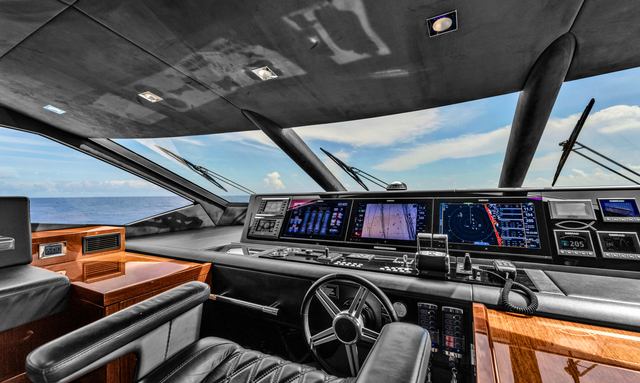 Linzee yacht Pilothouse