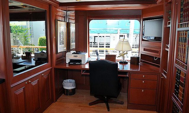 Queen D yacht Sky Lounge Secret Study