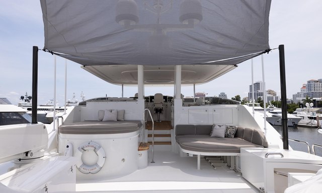 Seahawk yacht Sheltered Flybridge