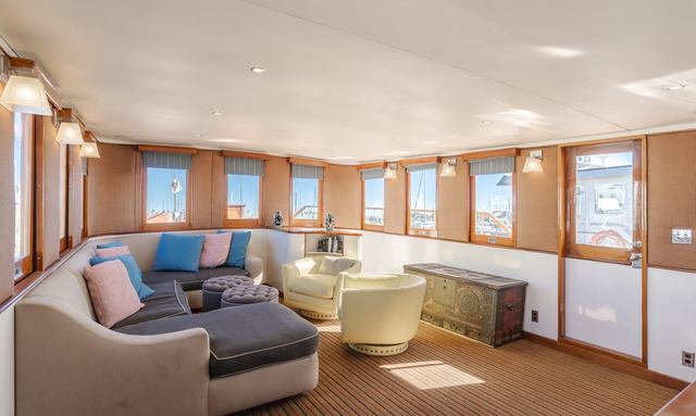 Sobre Las Olas yacht Bridge Deck Entertaining Space