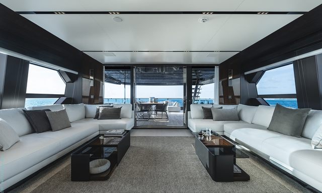 Pa'lante yacht Full-beam glazing with natural light