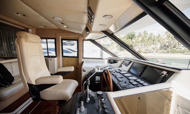 Braveheart 2 yacht Wheelhouse