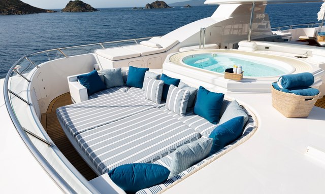 Adventure yacht Convertible Jacuzzi Area