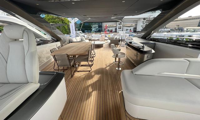 Leilani yacht Flybridge Wet Bar