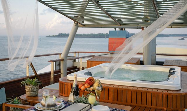 Kudanil Explorer yacht Monkey Island Jacuzzi