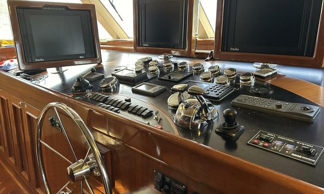 Caribbean Soul yacht Raised Pilot House