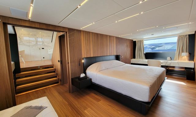 Neverland II yacht Owner's Suite 
